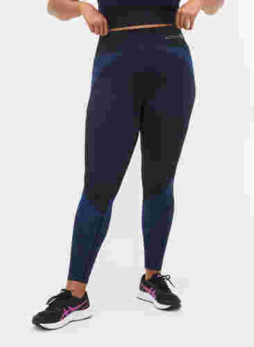 Leggings d'entraînement sans coutures avec rayures, Black w. Blue Depths, Model image number 3