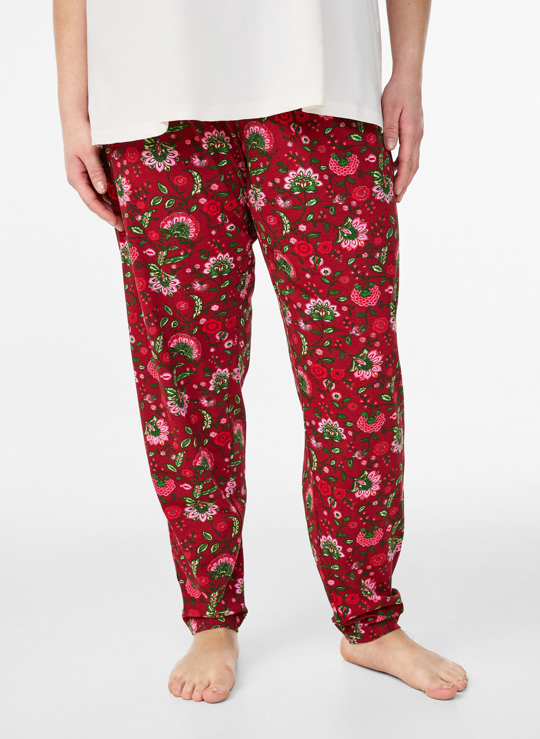 Zizzi Pantalon de pyjama en coton avec imprim&eacute;, Rouge, Model image number 2