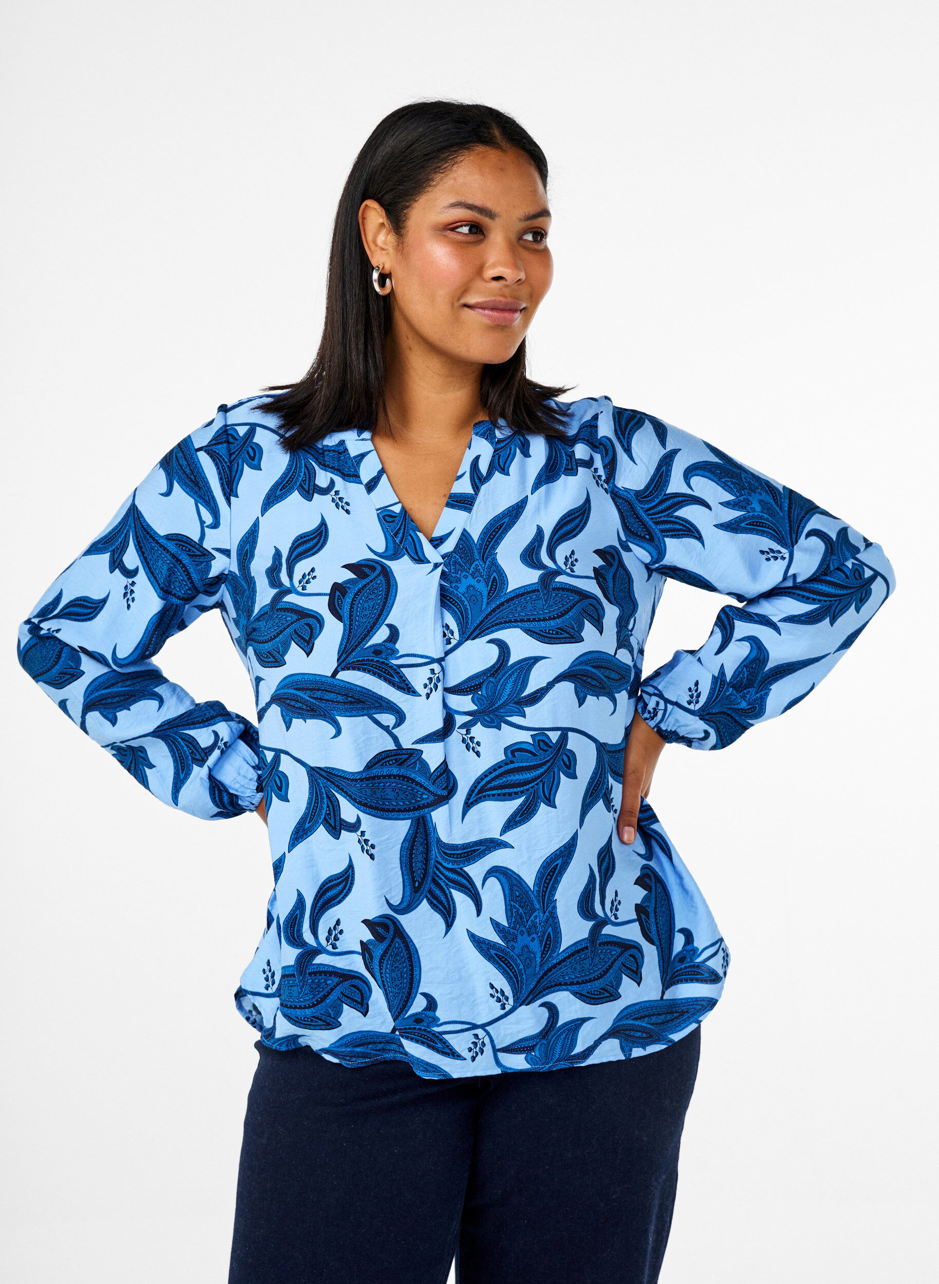 Blouse met lange mouwen in paisleydesign en v-hals, Blue Paisley AOP, Model