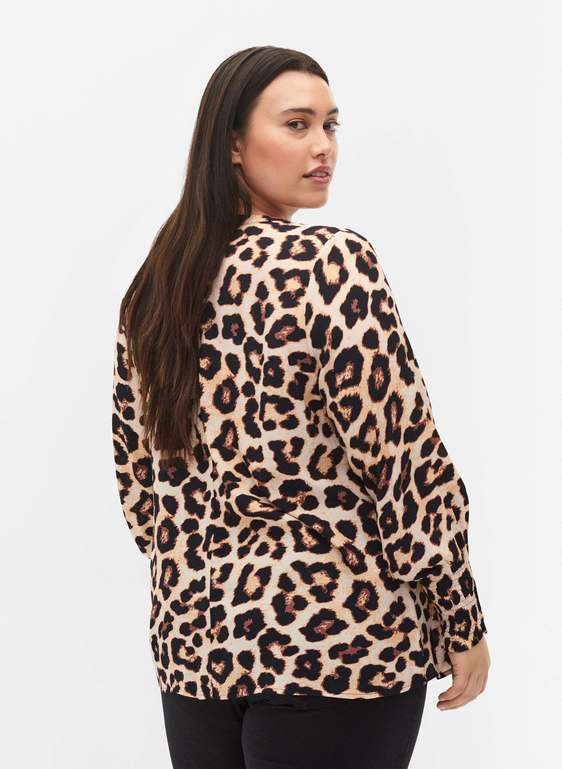 Zizzi Blouse en viscose imprim&eacute;e avec smock, Leo AOP, Model image number 1