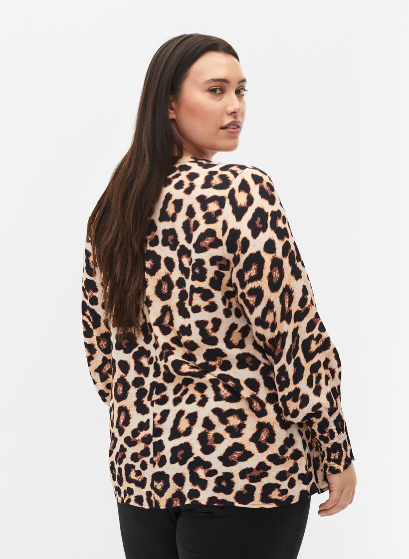 Blouse en viscose imprimée avec smock, Leo AOP, Model image number 1