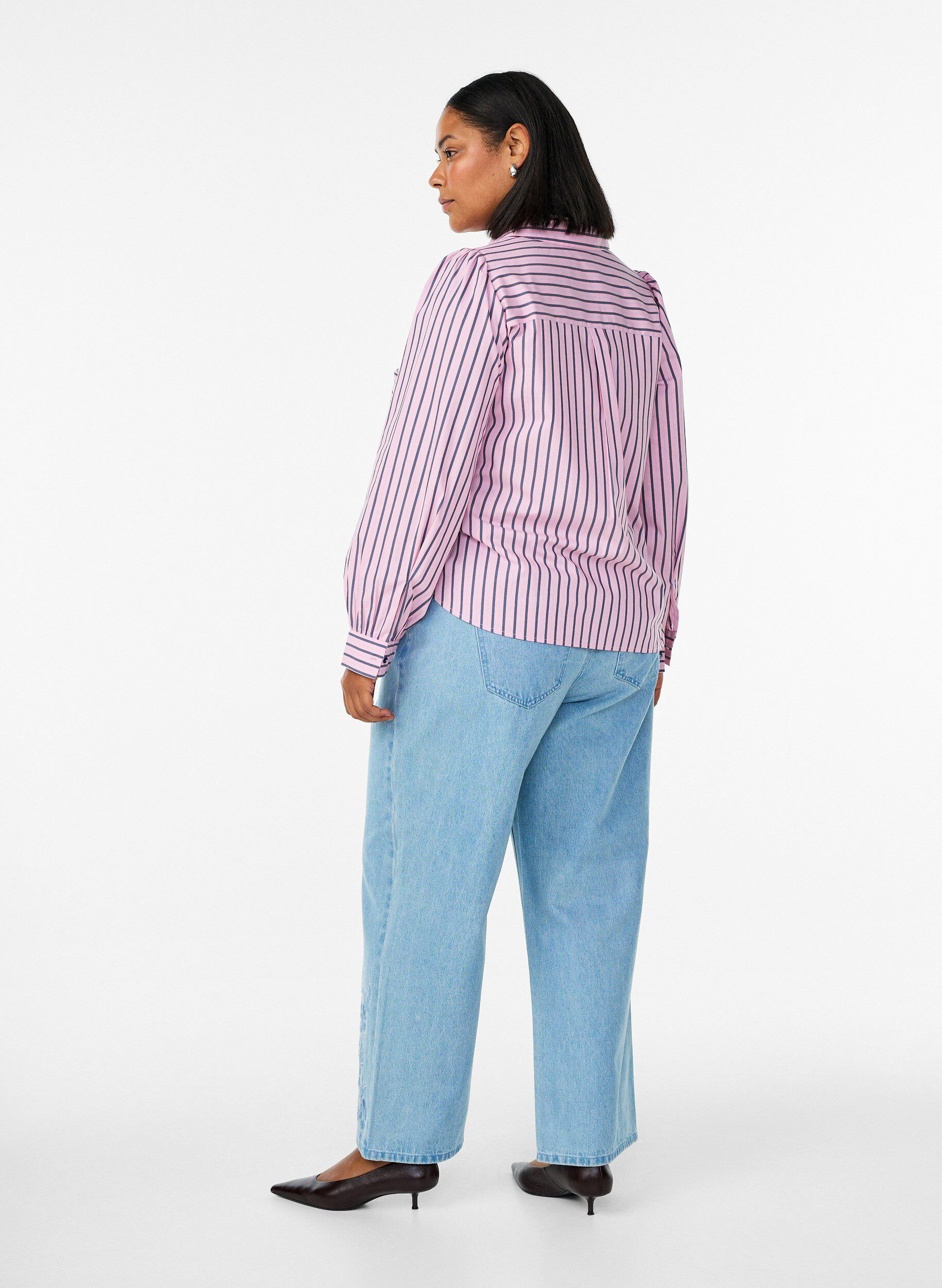 Zizzi Jean Myra coupe large avec d&eacute;tails fleuris, Bleu Clair, Model image number 1