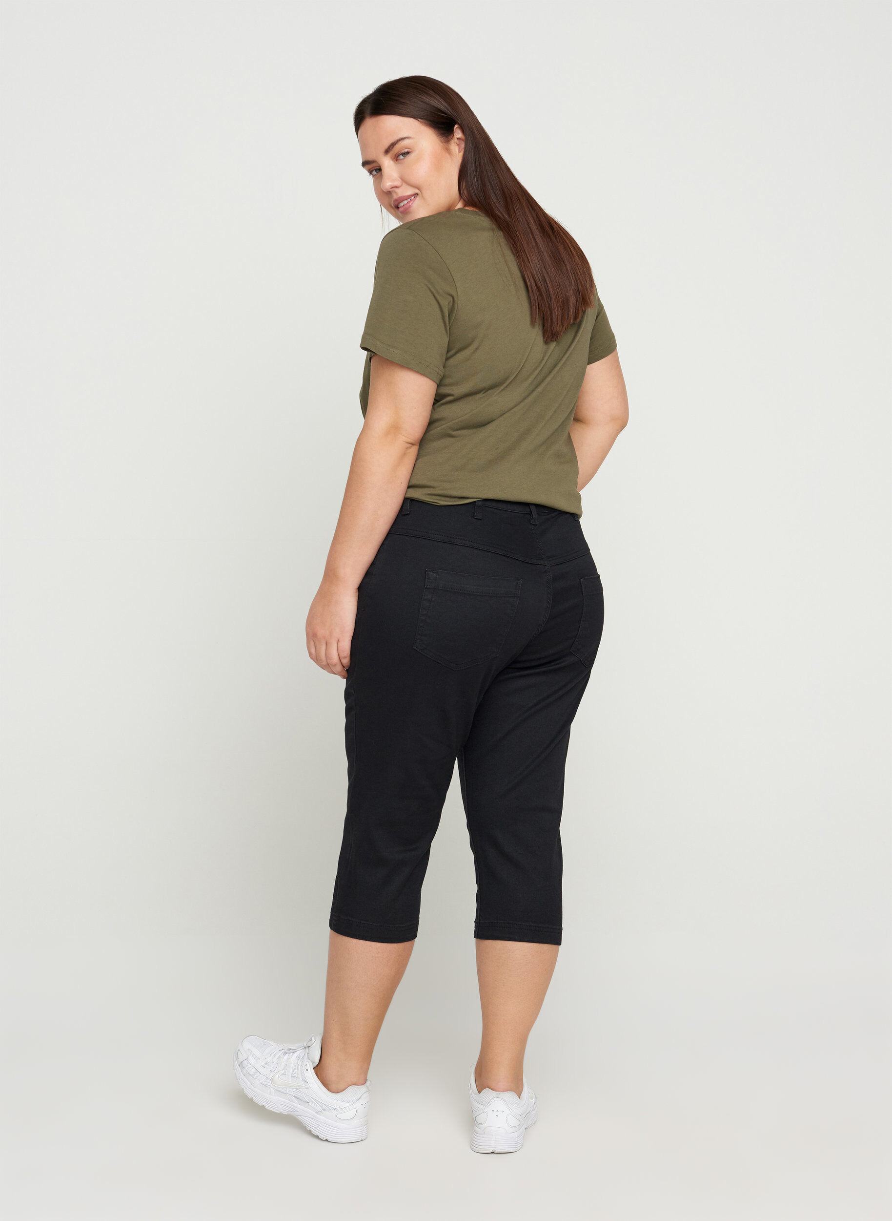 Zizzi Jean coupe slim Emily capri, Noir, Model image number 2