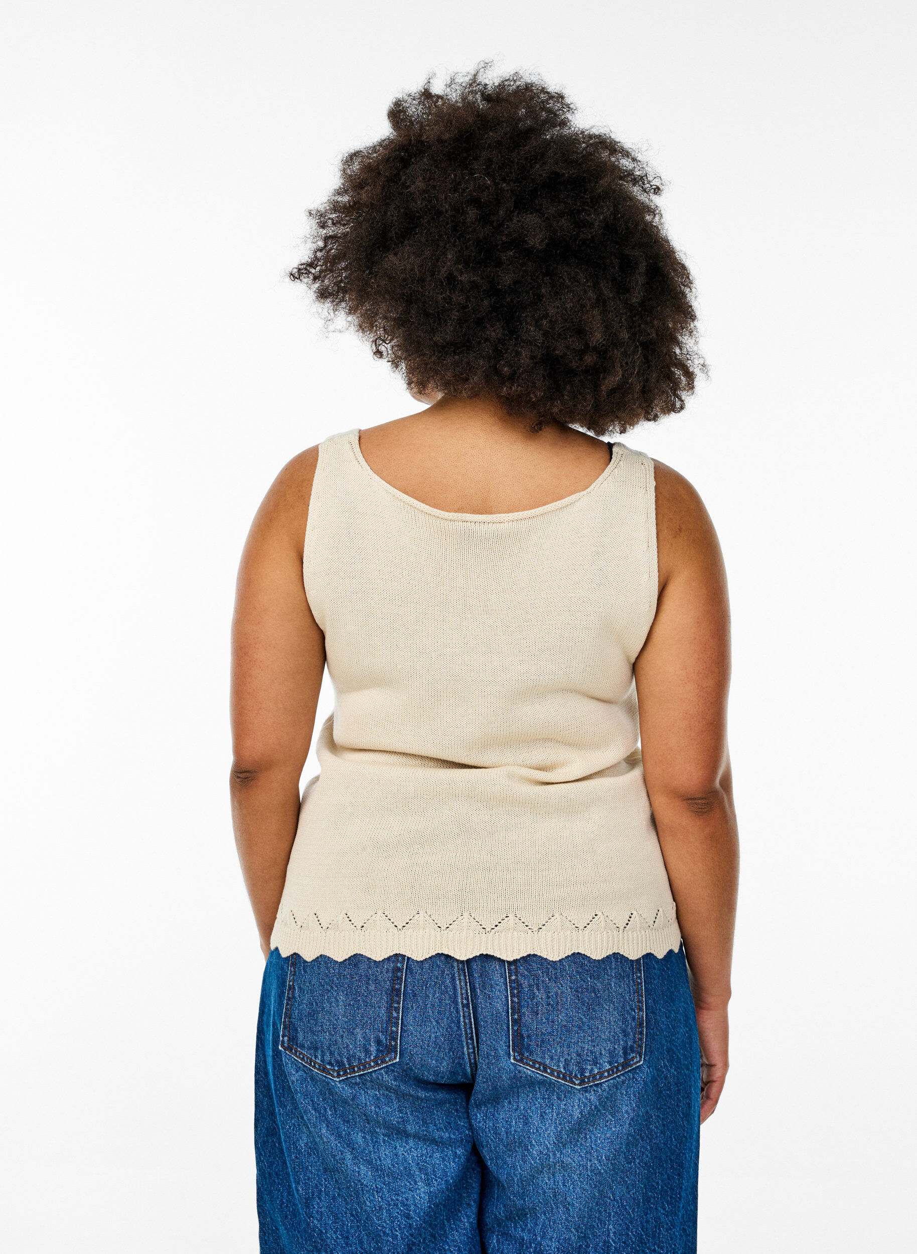 Zizzi Top sans manches en maille avec bord festonn&eacute;, Sandshell, Model image number 1