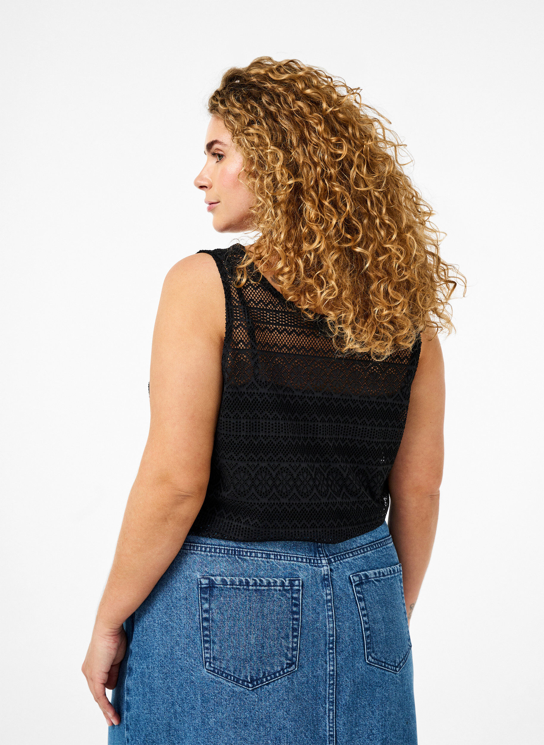 Zizzi Haut sans manches avec motif &agrave; trous, Black, Model image number 1