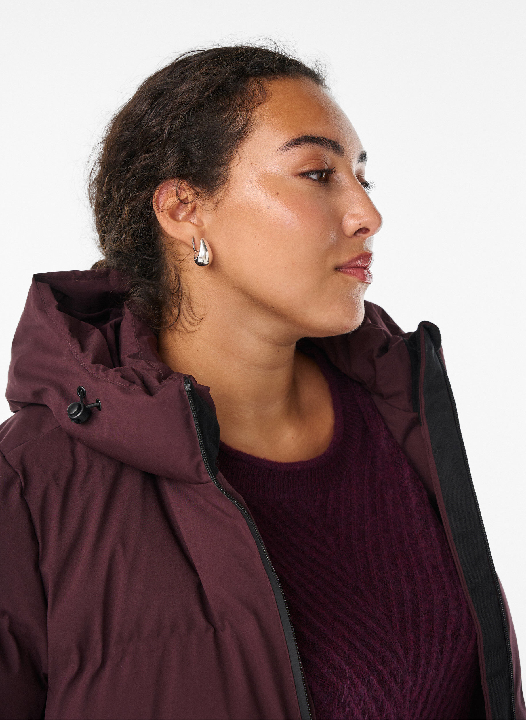 Zizzi Manteau d'hiver long et matelass&eacute; avec capuche, Bordeaux fonc&eacute;, Model image number 2