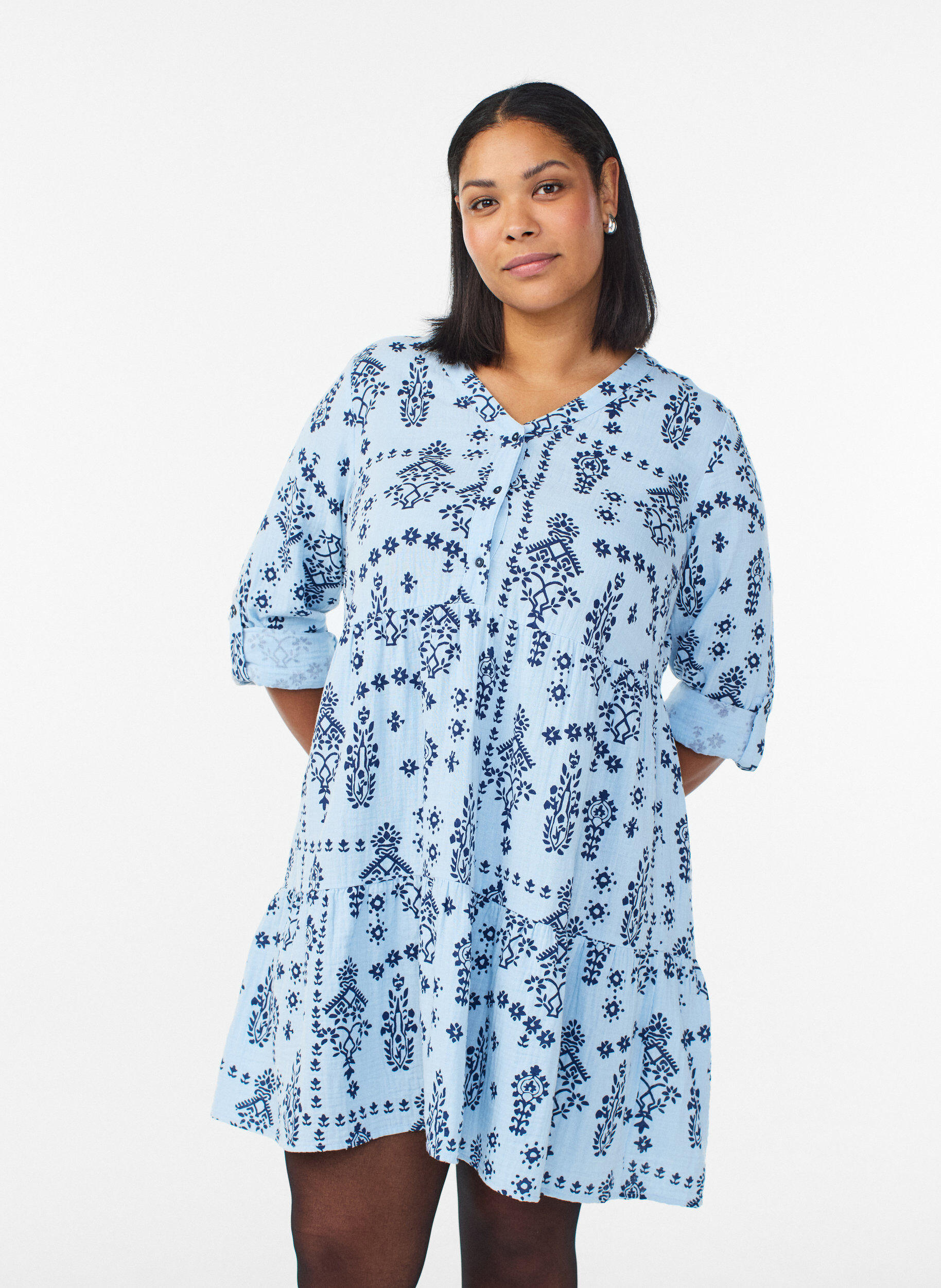 Zizzi Robe courte en mousseline de coton &agrave; motif, Bleu Clair, Model image number 0