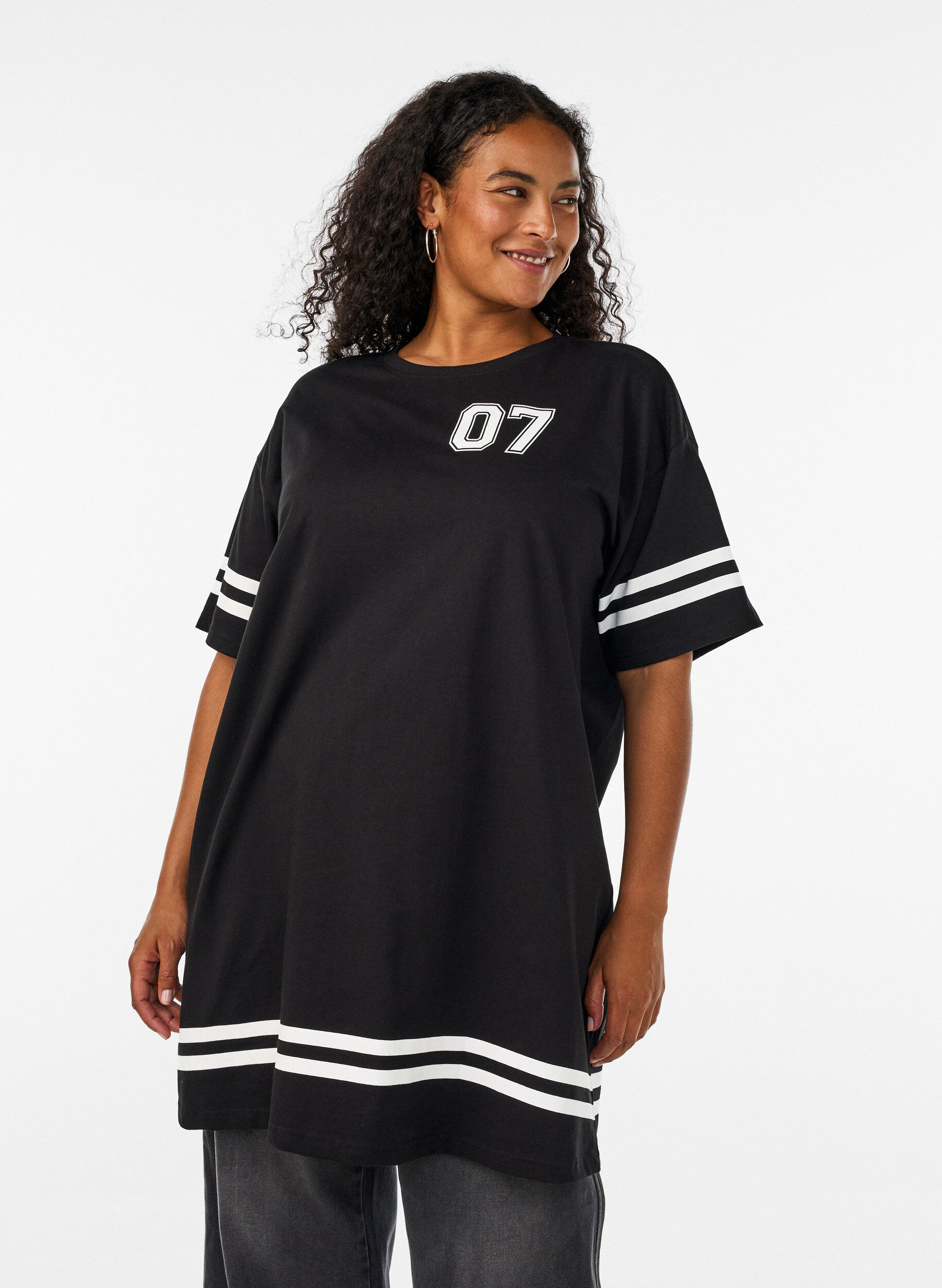 Kort T-shirtjurkje met sportieve details, Zwart, Model