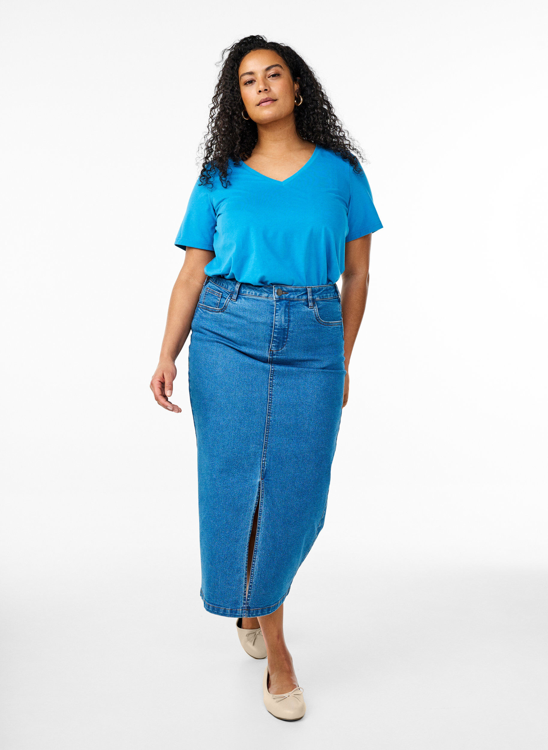 Zizzi T-shirt col V, Bleu, Model image number 1