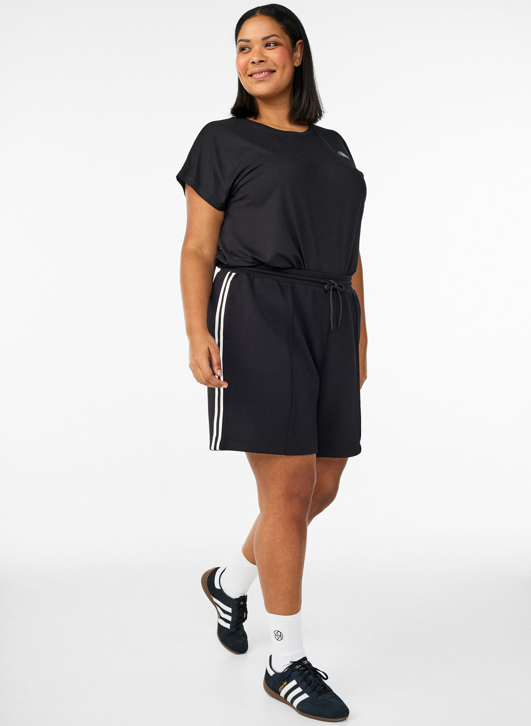 Zizzi Short taille haute avec d&eacute;tails ray&eacute;s, Noir, Model image number 1