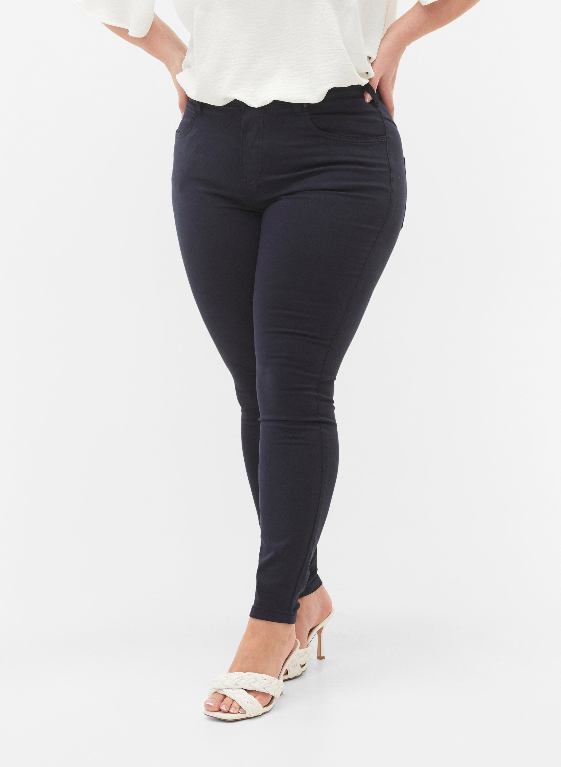 ZizziSuper slim Amy jeans met hoge taille, Night Sky, Model image number 2