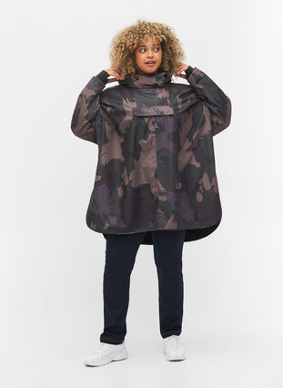 Poncho de pluie avec imprimé camouflage, Camou Print, Model image number 2