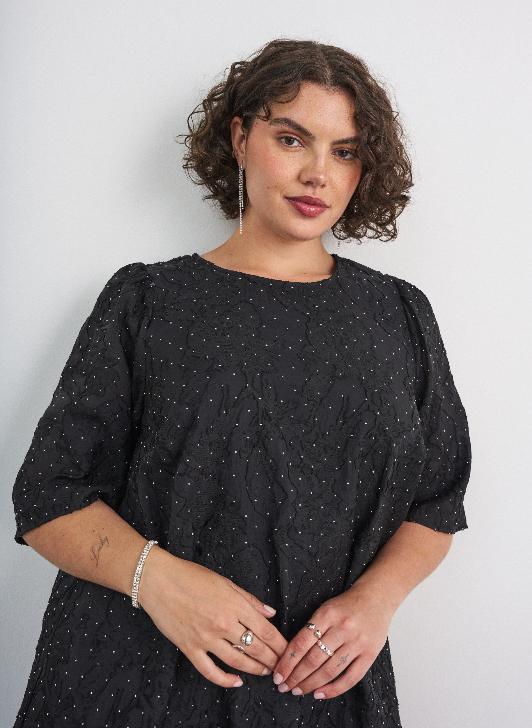 ZizziRobe jacquard avec des d&eacute;tails scintillants et des manches bouffantes, Noir, Model image number 3