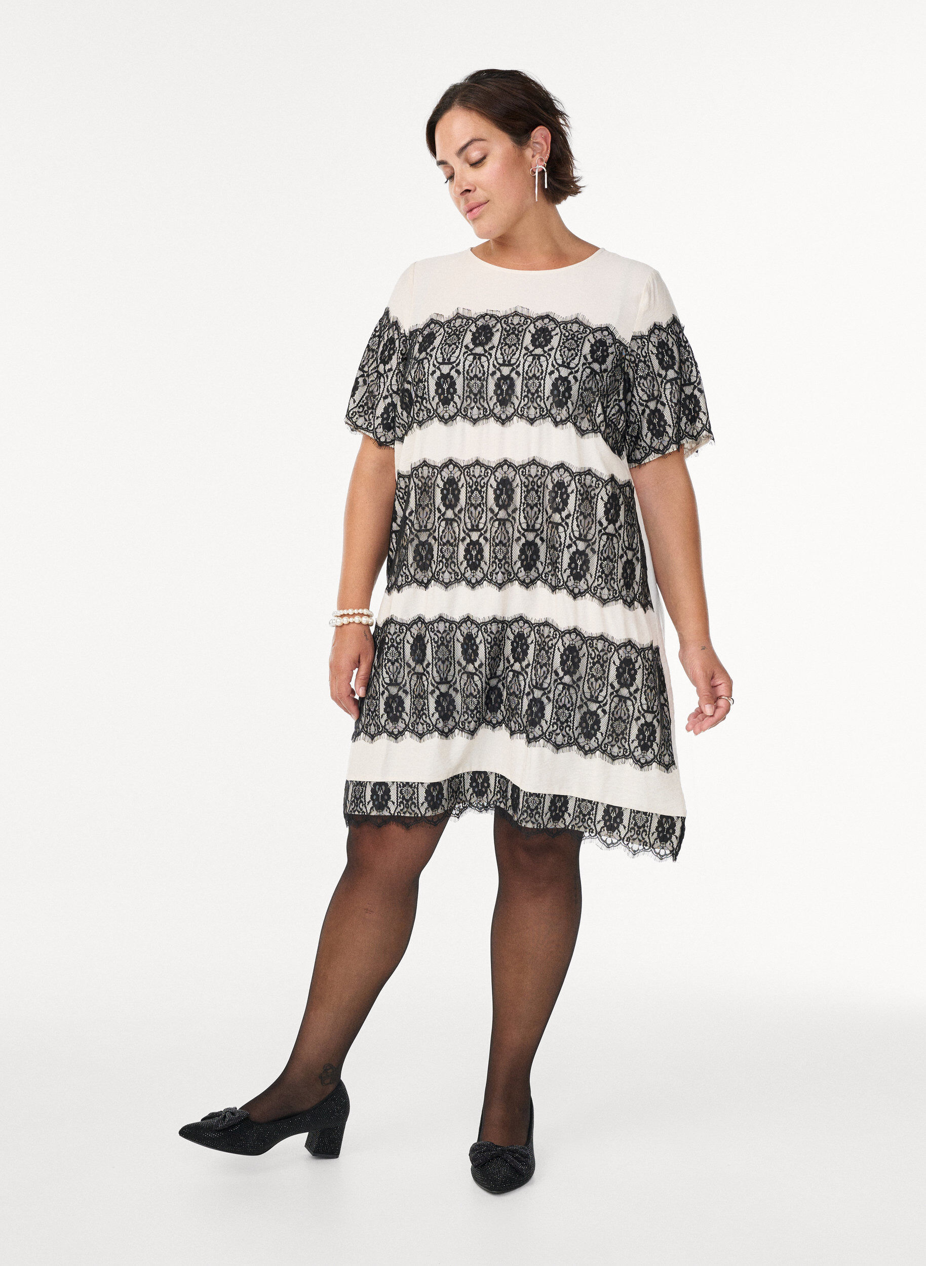 ZizziRobe courte avec des empi&egrave;cements en dentelle contrastants, Beige, Model image number 1