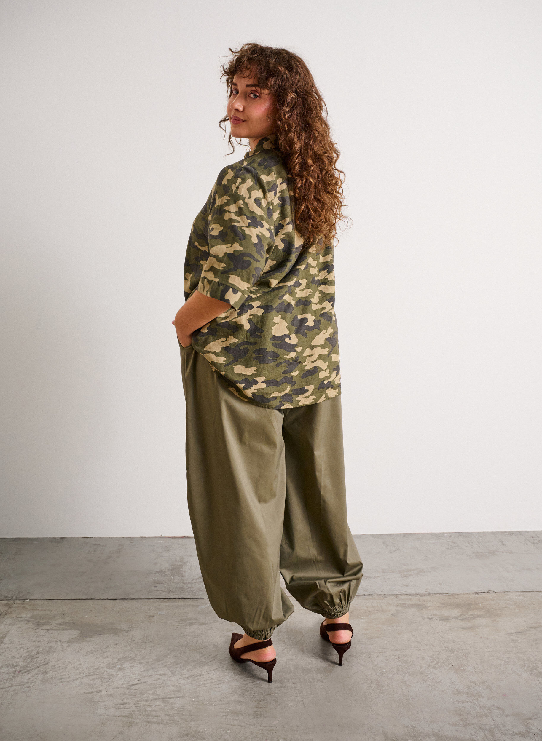 ZizziPantalon ballon avec poches et ceinture &eacute;lastique, Vert Kaki, Model image number 1