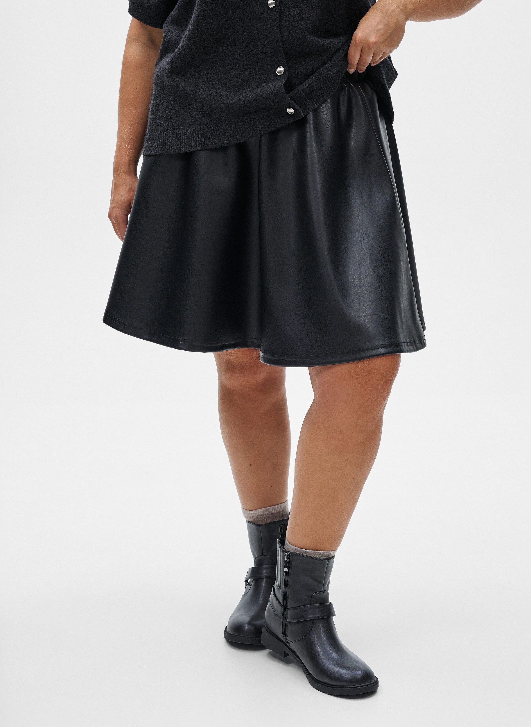 ZizziKorte skaterskirt in imitatieleer, Zwart, Model image number 3