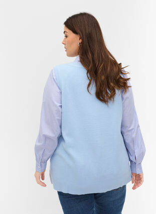 Gilet tricoté avec col rond et fente, Chambray Blue Mel., Model image number 1