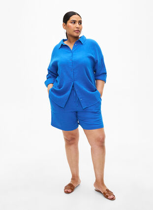 Short en mousseline de coton avec poches, Victoria blue, Model image number 3