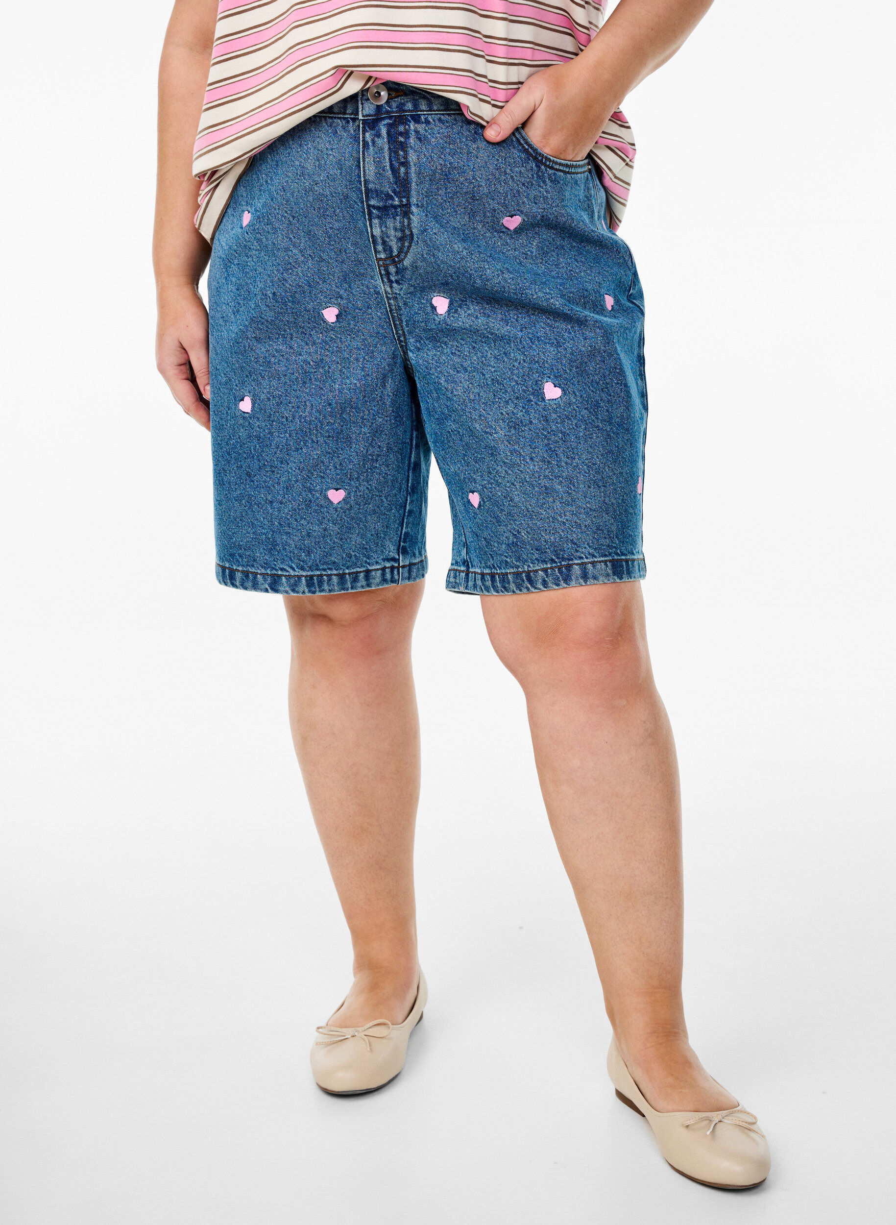 ZizziShorts en jean taille haute orn&eacute;s de c&oelig;urs brod&eacute;s, Bleu Clair, Model image number 3