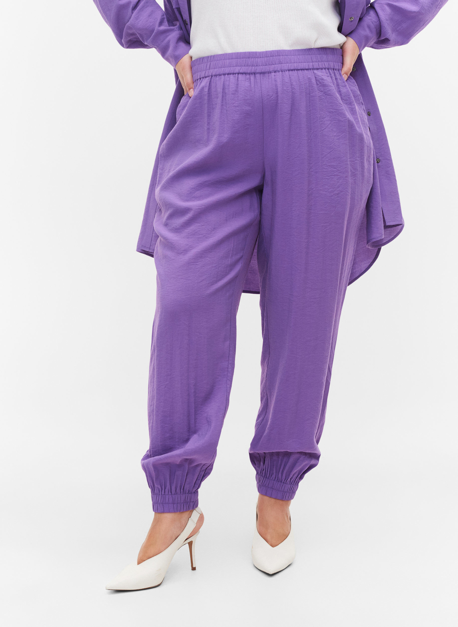 Zizzi Pantalon ample en m&eacute;lange de viscose avec bord &eacute;lastiqu&eacute;, Royal Lilac, Model image number 2