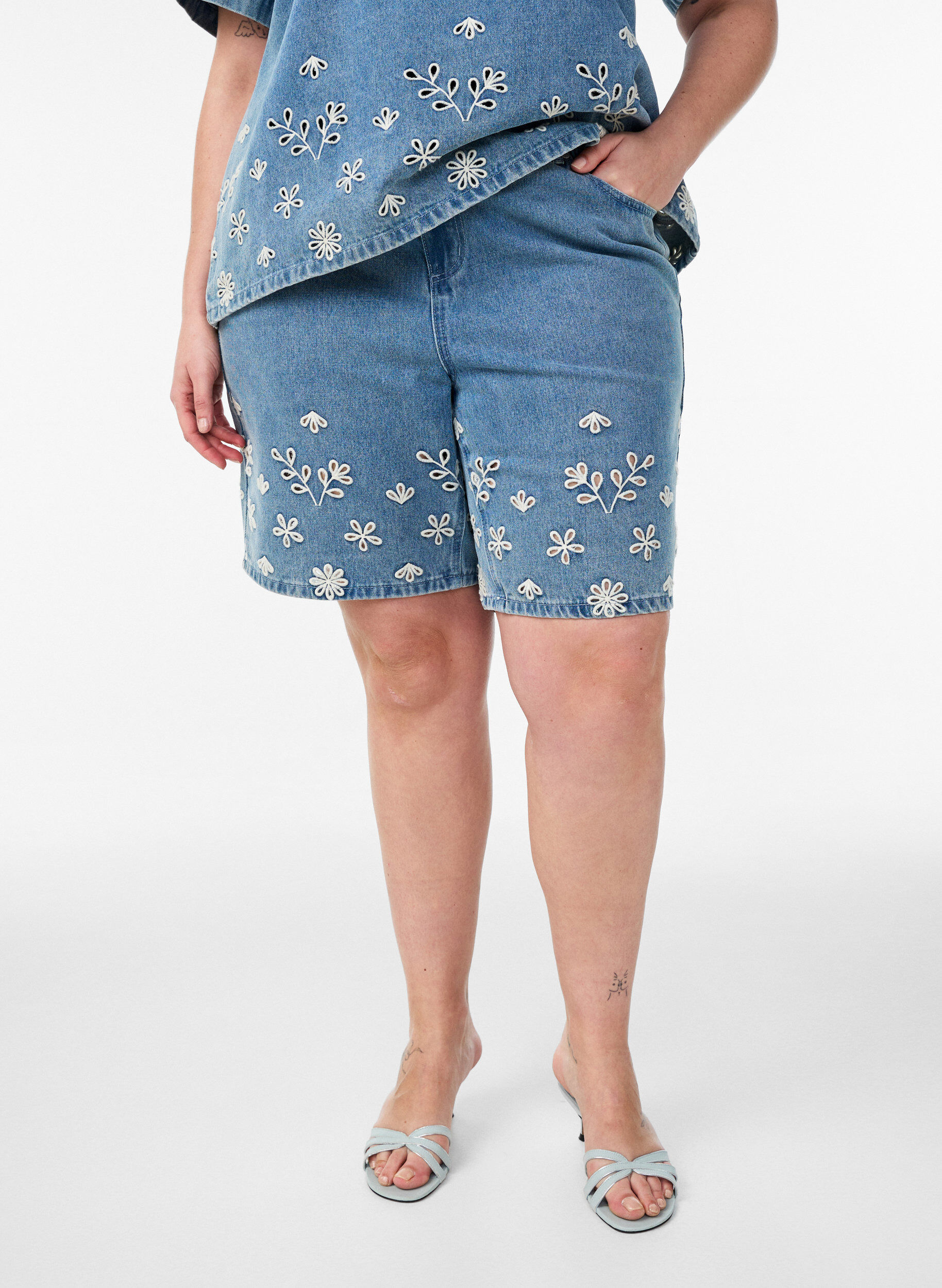 Zizzi Short en jean taille haute avec broderie anglaise, Bleu Clair, Model image number 3