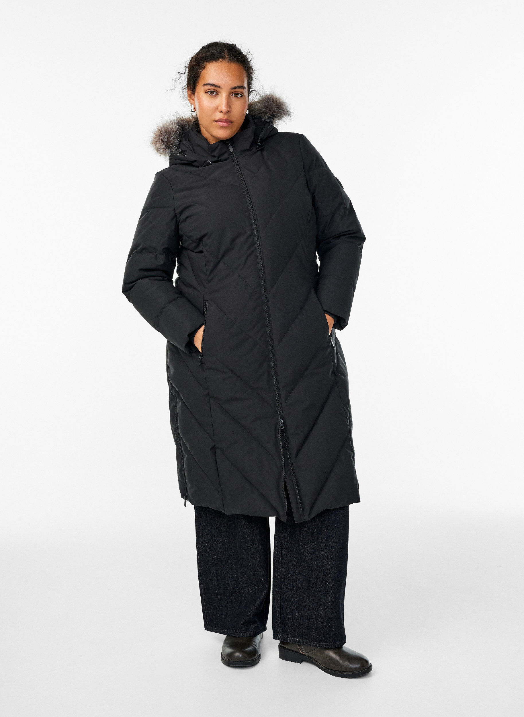 Long manteau d'hiver &agrave; fermeture &agrave; attaches et col en fausse fourrure, Noir, Model