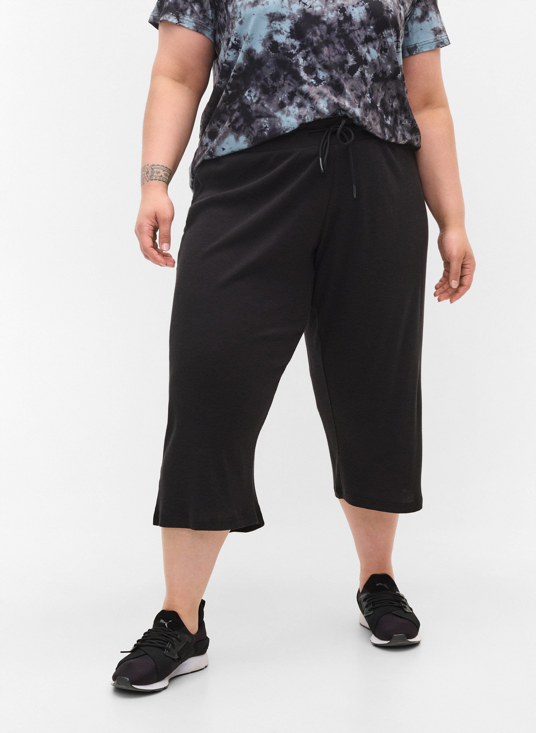 Pantalon-culotte ample en qualité côtelée, Black, Model image number 2