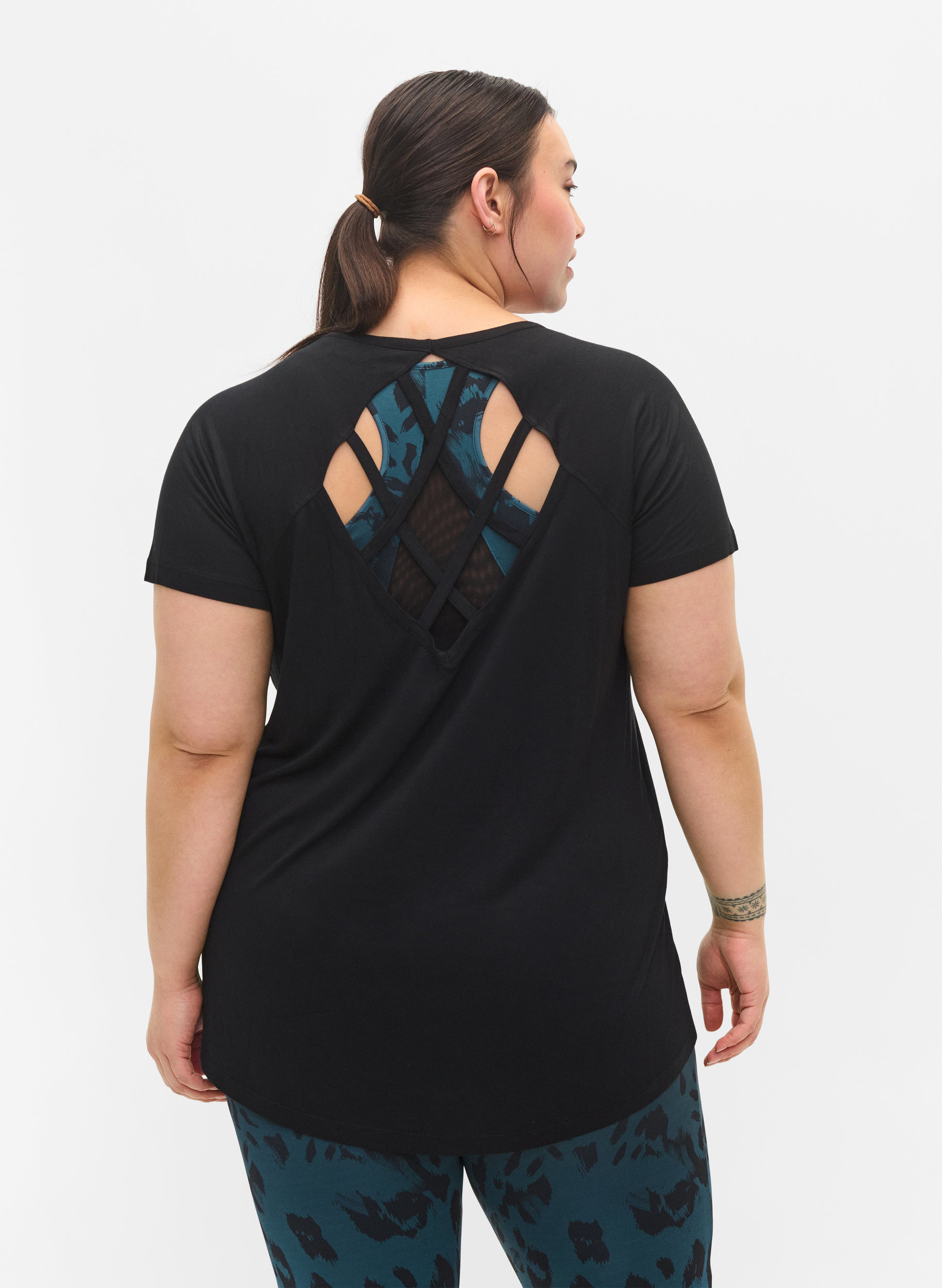 T-shirt de sport en viscose avec un décolleté au dos., Black, Model image number 1