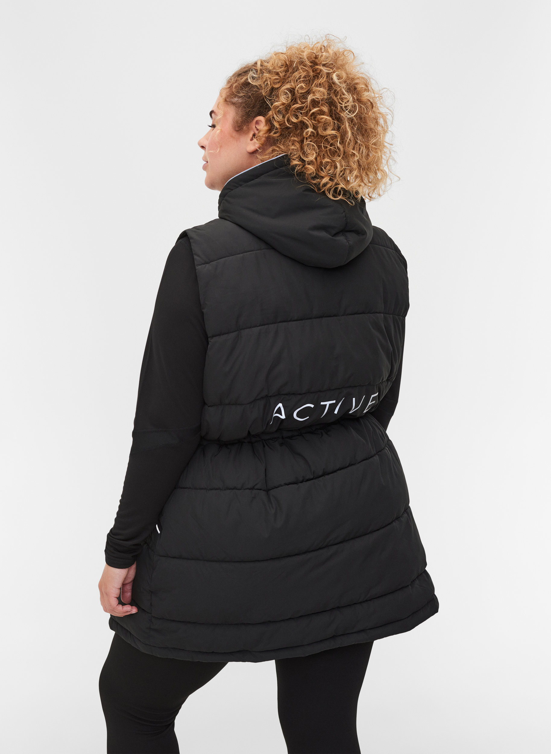 Gewatteerd vest met capuchon en reflex print, Black, Model image number 1
