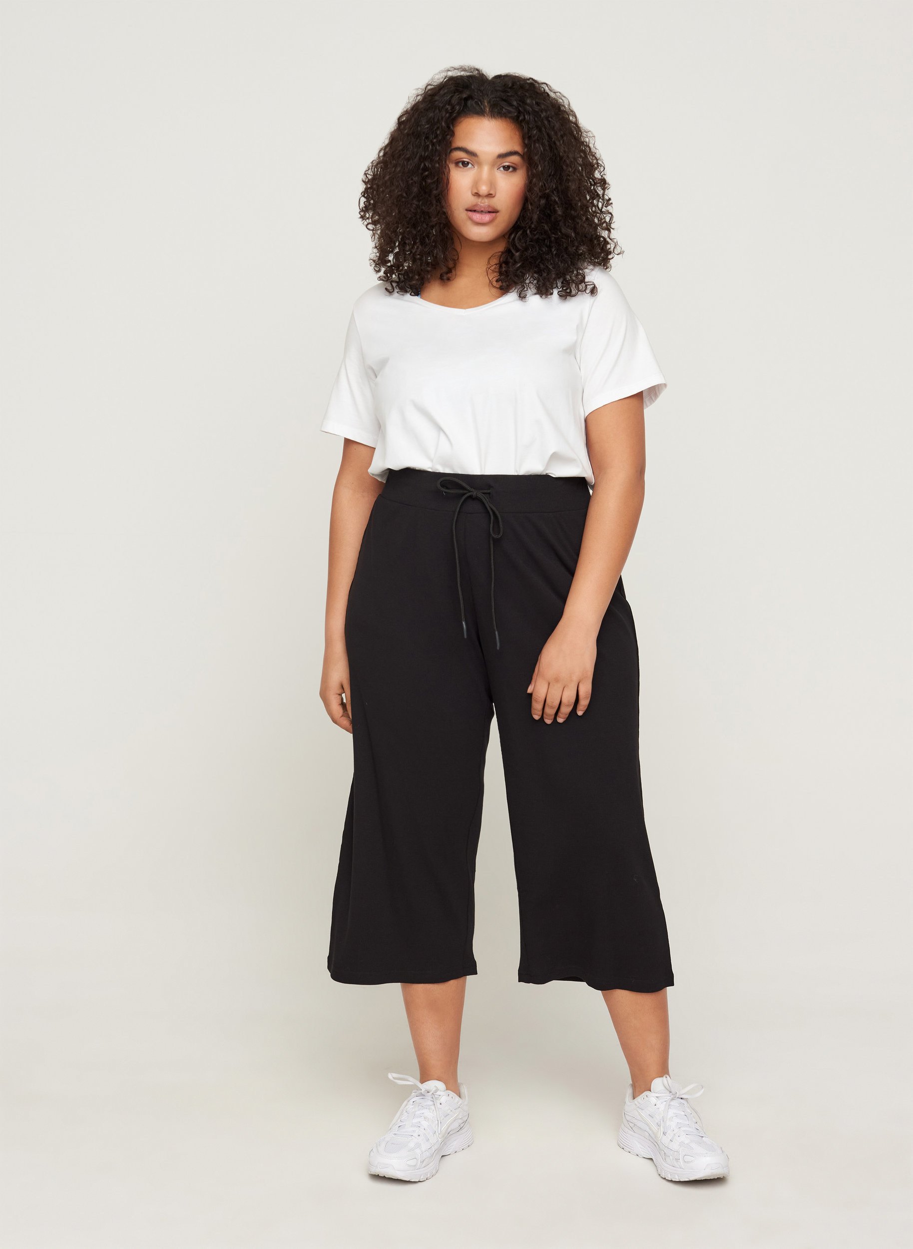 Pantalon-culotte ample en qualité côtelée, Black, Model image number 3