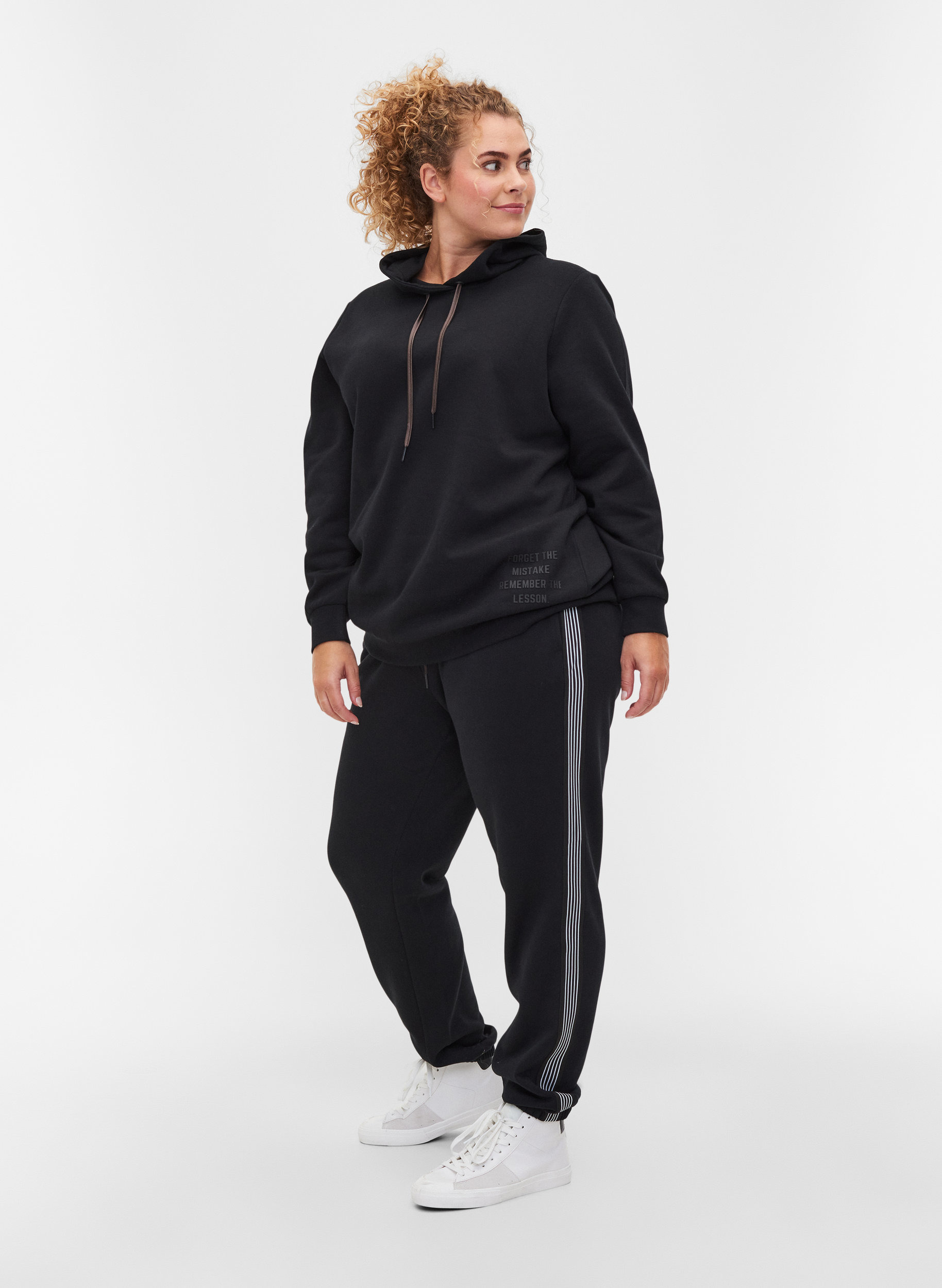 Pantalon de jogging avec cordon de serrage et poches, Black, Model image number 0
