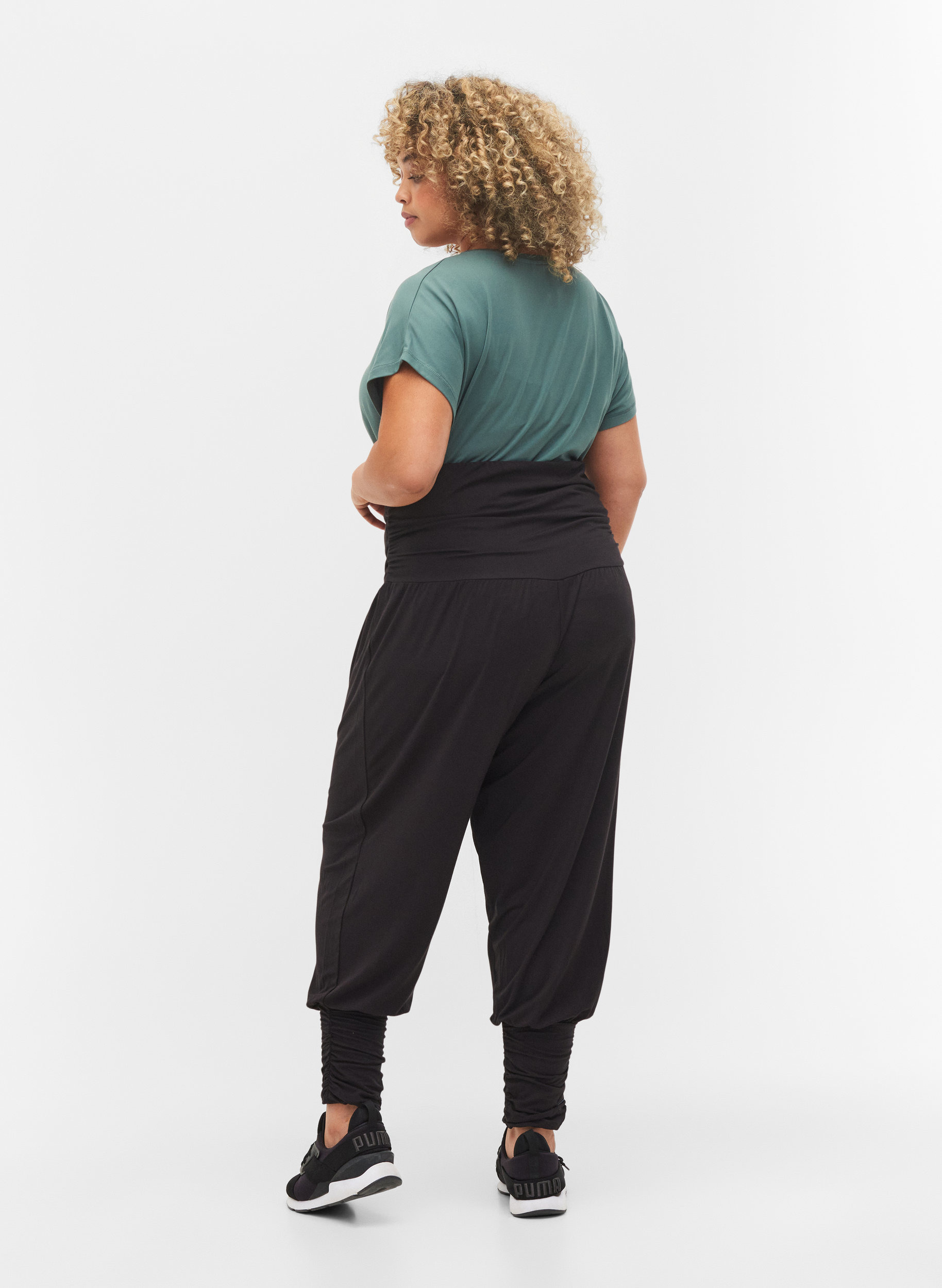 Pantalon ample en viscose avec bord élastiqué, Black, Model image number 1