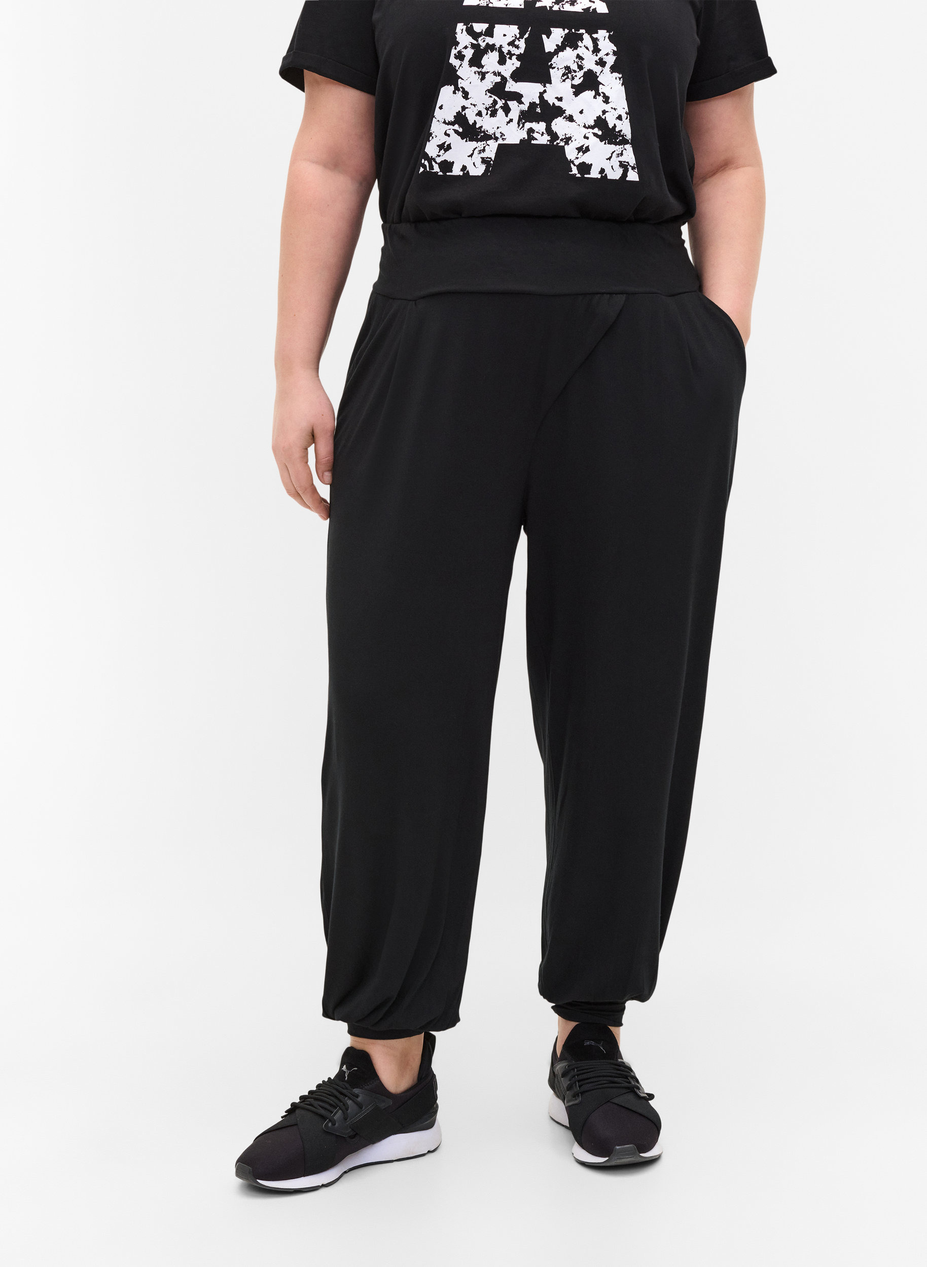 Pantalon ample en viscose avec poches, Black, Model image number 1