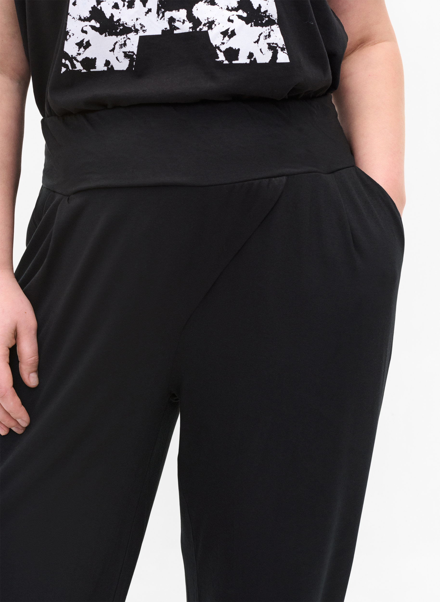 Pantalon ample en viscose avec poches, Black, Model image number 2